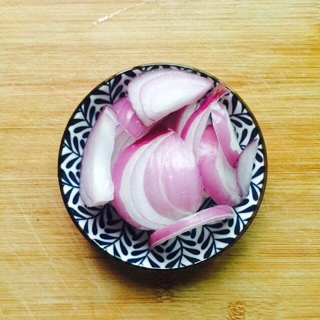 干锅包菜(简易版),洋葱清洗干净切片