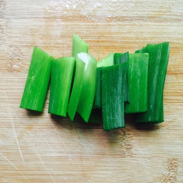 干锅包菜(简易版),青蒜叶清洗干净切段