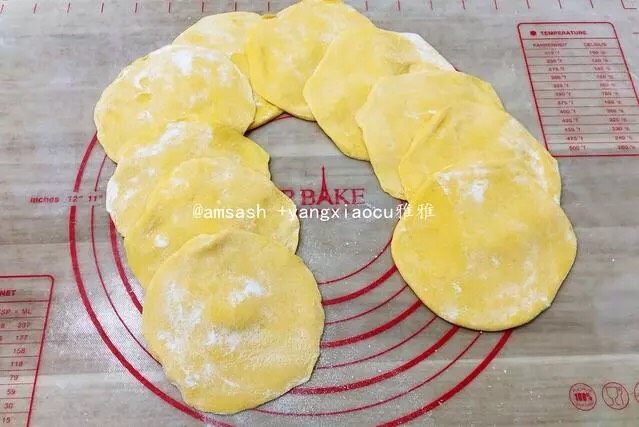 南瓜包子,用擀面杖擀出中间厚边缘薄的面皮就可以,实在不会擀,边缘用手捏
薄也完全可行,擀好的面皮依然用保鲜膜盖住