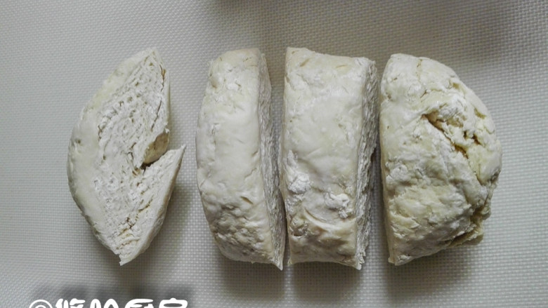 重庆小面,冷藏后的面团切开,压面机一次只能压一块面,多了压不了。
