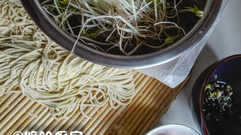 重庆小面,准备做小面的材料,一把面条,一点自家发的<a style='color:red;display:inline-block;' href='/shicai/ 133'>绿豆芽</a>,葱花和调料。