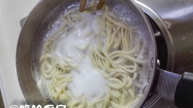 重庆小面,奶锅里放宽水,水开后下入面条,一直煮到面条基本没有白芯即可捞出,碗里提前放一点<a style='color:red;display:inline-block;' href='/shicai/ 788'>生抽</a>、鸡精、少许的盐。