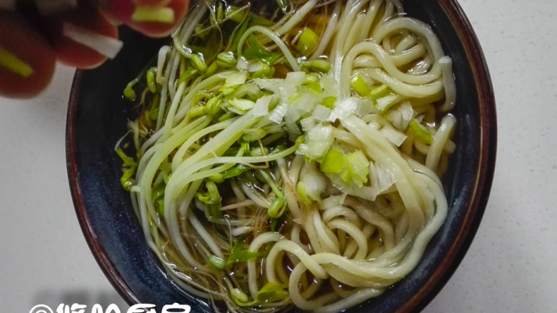 重庆小面,豆芽捞在面条上,浇上适量的面条汤,面条上撒点葱花。