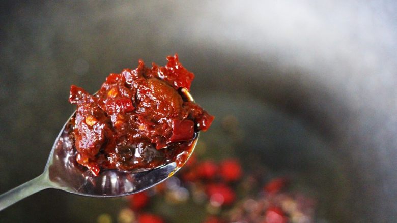孜然老醋辣爆鸡胗,这个时候加入<a style='color:red;display:inline-block;' href='/shicai/ 46964'>郫县豆瓣酱</a>,翻炒出红油。