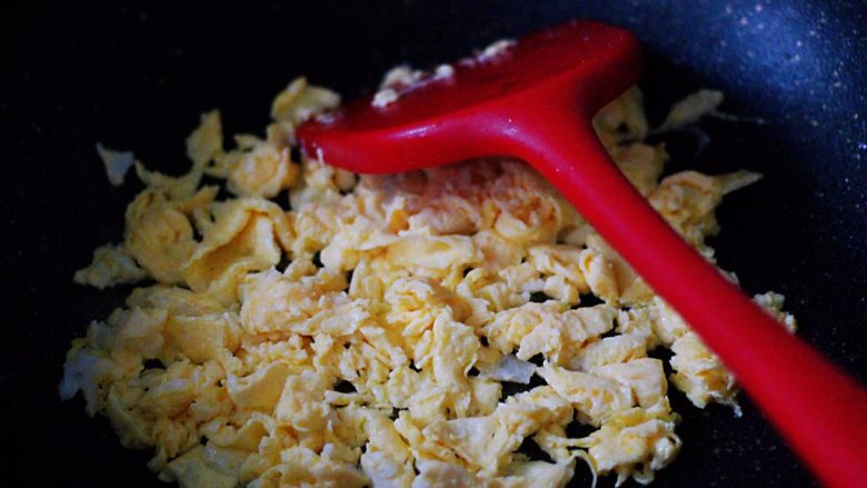 蒜薹鹅蛋虾仁炒饭,锅中烧热后倒入20克<a style='color:red;display:inline-block;' href='/shicai/ 849'>花生油</a>,把打散的鹅蛋炒熟盛出备用。