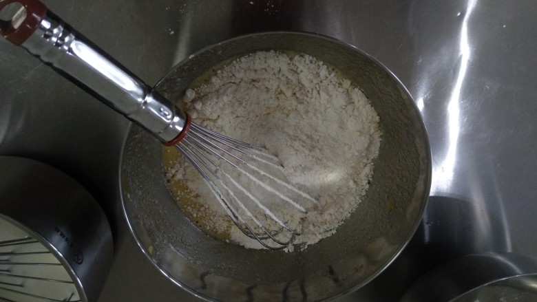 可露丽,第3部加入面粉和杏仁人拌匀,这里的粉类可以过筛,也可以最后可露丽面糊倒入模具的时候过筛
