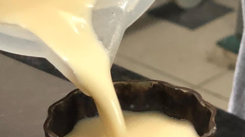 可露丽,可露丽面糊倒入模具8-9分满,(面糊去模具之前用融化的黄油,没一个模具用刷子,刷一层黄油,方便烤好的可露丽沱模)220度烤15分钟,180烤50分钟,也可以直接190烤1个小时,烤好的可露丽 表面颜色上色均匀 不冒油泡