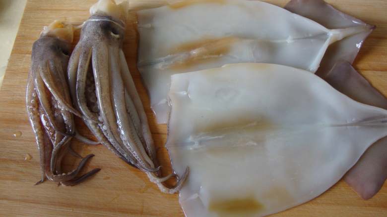 香辣酥炒鱿鱼,<a style='color:red;display:inline-block;' href='/shicai/ 345'>鱿鱼</a>洗净