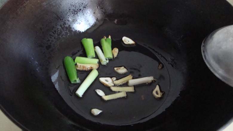 香辣酥炒鱿鱼,底油炒香香葱白和姜蒜