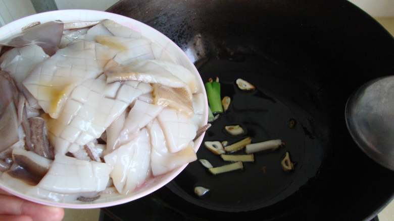 香辣酥炒鱿鱼,倒入鱿鱼炒熟
