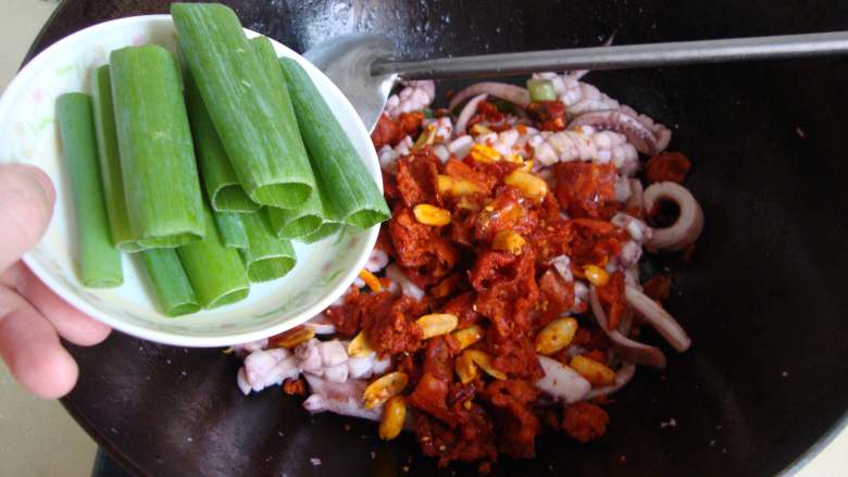 香辣酥炒鱿鱼,加盐、鸡精、<a style='color:red;display:inline-block;' href='/shicai/ 12753'>香辣酥</a>、香葱叶炒匀即可