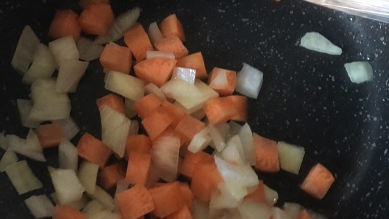 咖喱蛋包饭,9️⃣ 另起一锅,油烧热,加入胡萝卜🥕、洋葱和土豆翻炒3分钟。