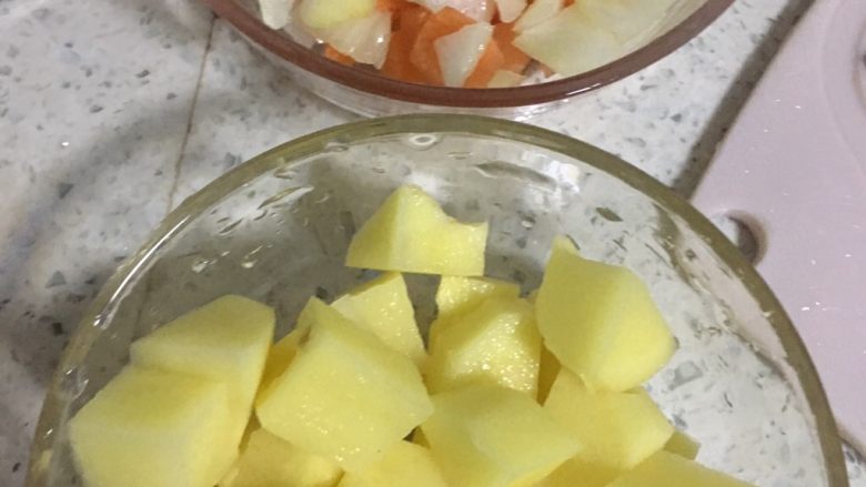 咖喱蛋包饭,1️⃣ 准备食材:1个土豆削皮,切块,洗净,适量胡萝卜🥕、<a style='color:red;display:inline-block;' href='/shicai/ 29'>洋葱</a>洗净切丁。