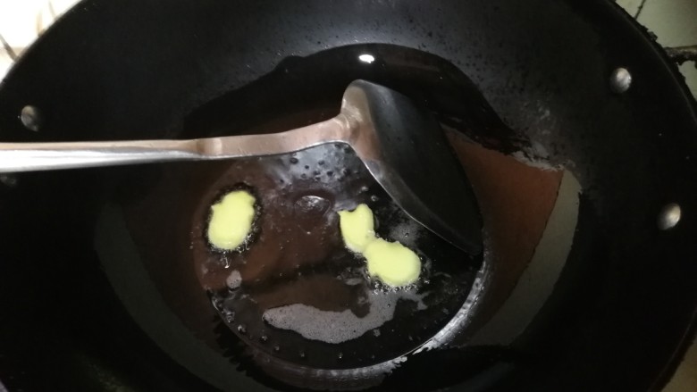 粉葛鲮鱼汤,接下来煎鱼,锅中放油铺满锅底,放入姜片。