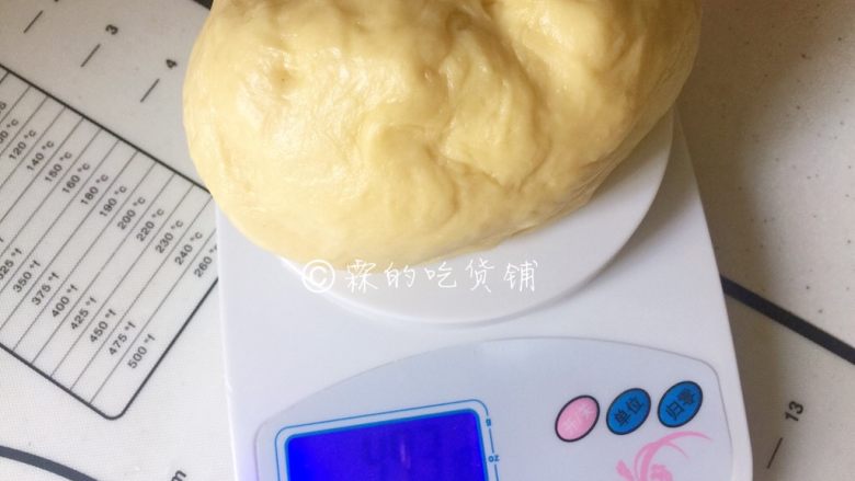 脆皮巧克力奶油夹馅面包,取出揉圆、排气,再称下面团的实际重量。