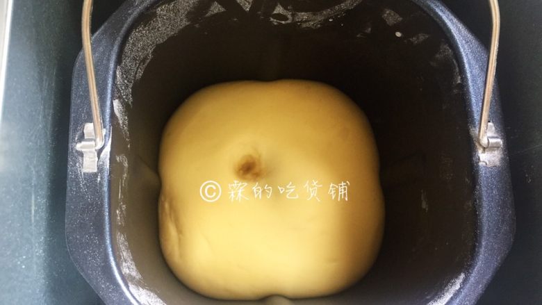 脆皮巧克力奶油夹馅面包,放在温暖的地方发酵,面团发至原来的两倍大,用手指在中间按个小洞,洞不会回缩、塌陷就是发酵好了。