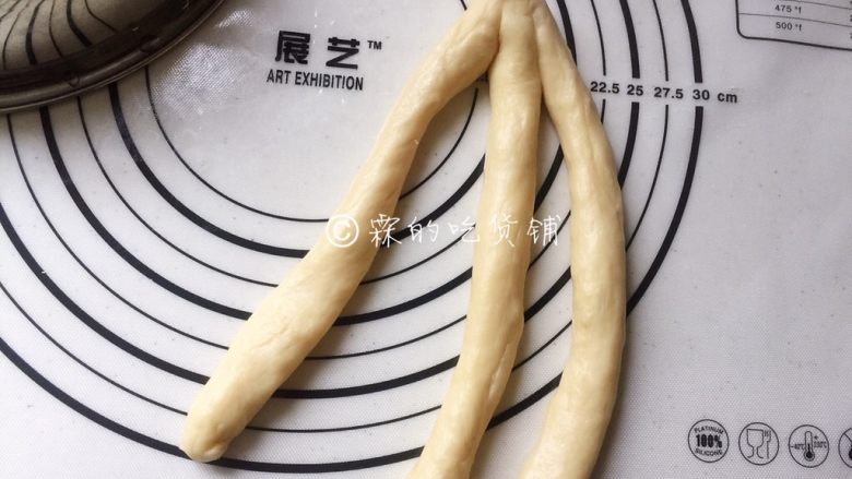 一发的淡奶油辫子面包,长条的面团,顶部一定要捏紧捏牢。