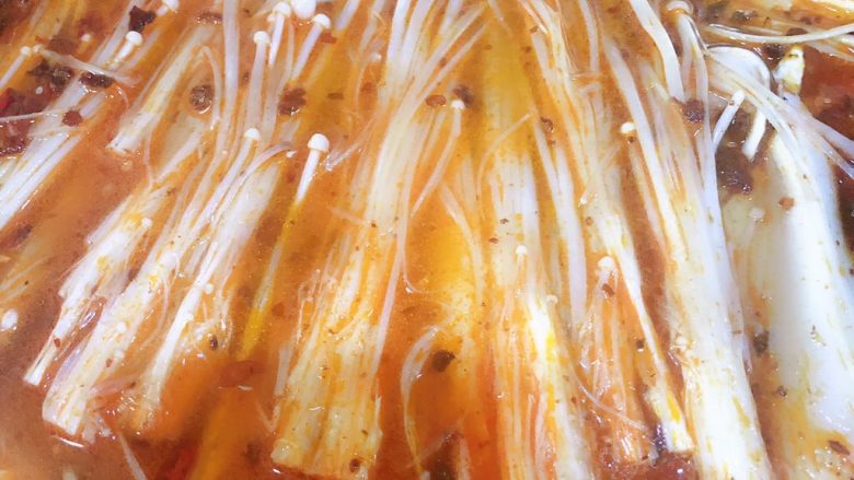 水煮巴萨鱼片,锅内加水或高汤,放入准备好的蘑菇,放入一丢丢糖提味