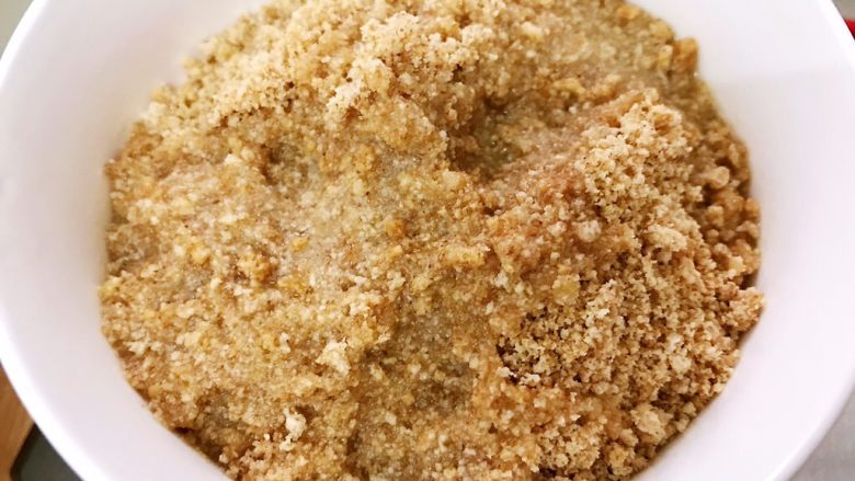 原味芝士条,消化饼干擀成细末,加入到黄油里拌匀