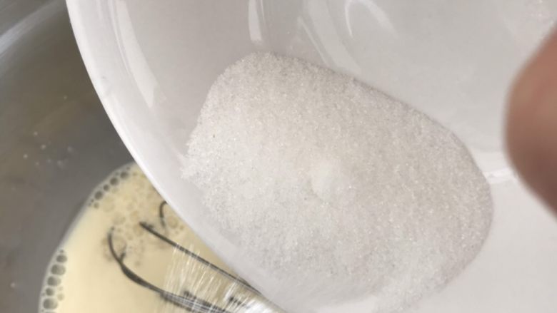 无需打发,无需泡打粉的松饼,加入砂糖,搅拌均匀。