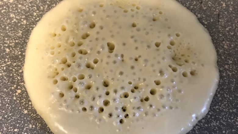 无需打发,无需泡打粉的松饼,当面糊出现大气泡时,翻面。