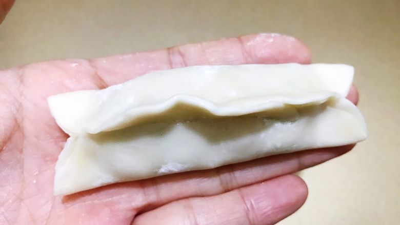 冰花牛肉锅贴,对折捏紧中间,两头稍微捏紧口