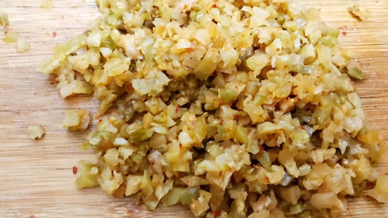 冰花牛肉锅贴,榨菜剁成细末