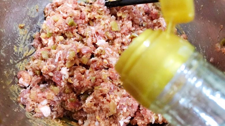 冰花牛肉锅贴,淋上芝麻油和花椒油,放入冰箱冷藏30分钟