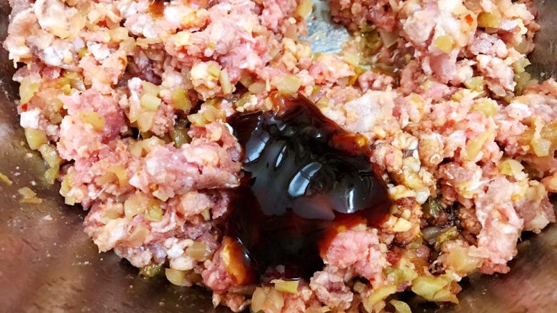 冰花牛肉锅贴,加入生抽,蚝油
