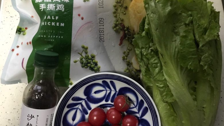 油醋汁生菜拌藤椒风味手撕鸡,首先我们准备好所有食材