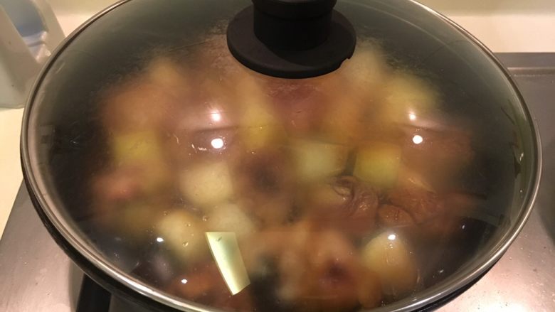 土豆烧鸡,盖起来,中火煮半小时