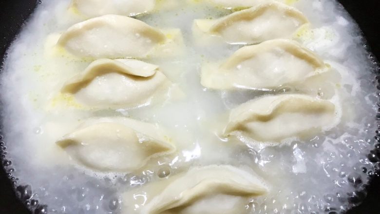 冰花牛肉锅贴,倒入前面调好的面粉水,盖上锅盖闷10分钟