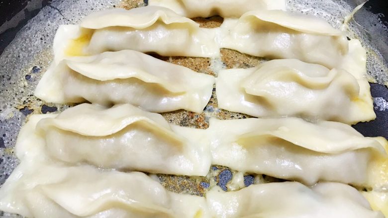 冰花牛肉锅贴,等水份收干后轻轻晃动锅子,再烙2分钟