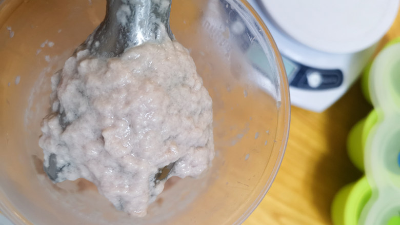 补铁辅食隐形肉泥彩色迷你馒头,肉泥做好后放在辅食盒里冷冻,随用随取很方便