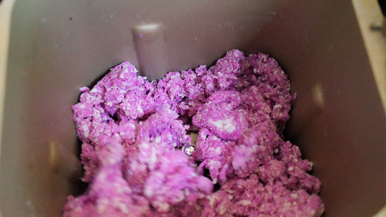 补铁辅食隐形肉泥彩色迷你馒头,面包机的话把所有材料加入面包机搅拌,预留一点果泥看情况加入,大概是这样的状态