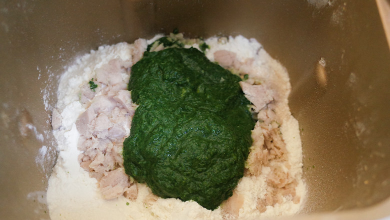 补铁辅食隐形肉泥彩色迷你馒头,菠菜泥馒头就是所有材料倒进面包机揉面,后面步骤一样的