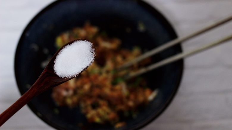 洋葱香菜猪肉发面馅饼,把葱姜末搅拌均匀后,加入适量的盐调味。