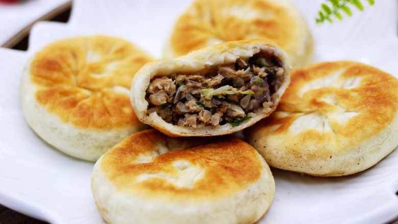 洋葱香菜猪肉发面馅饼,皮薄馅足的馅饼咬上一口,真的是超级满足哟。