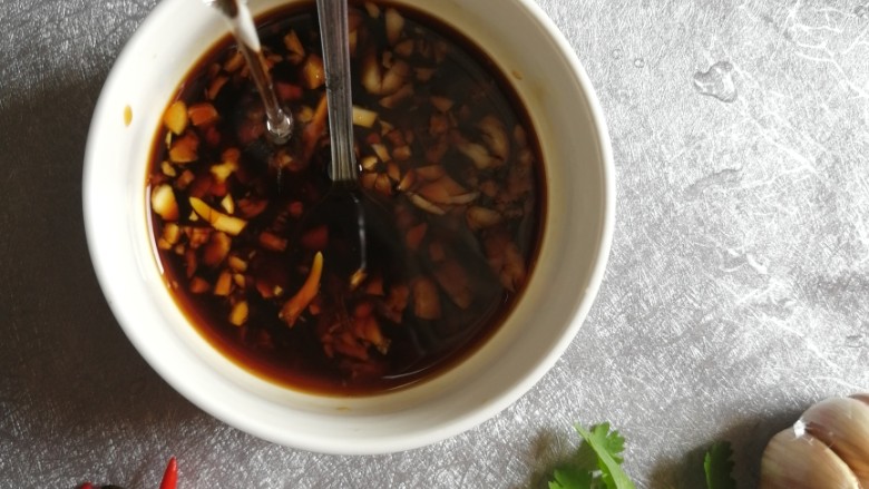 酱拌折耳根,加约50ml的清水,拌成酱汁。