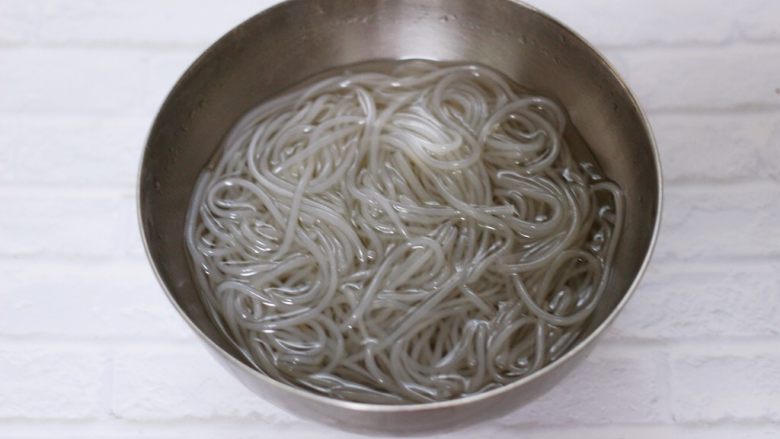 虾皮韭菜发面包,把<a style='color:red;display:inline-block;' href='/shicai/ 9017'>红薯粉条</a>用开水浸泡一会儿,看见粉条泡软变透明的时候就可以了。