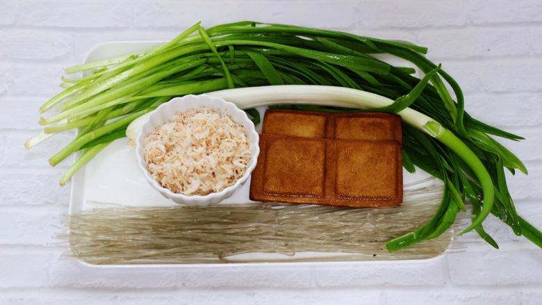 虾皮韭菜发面包,现在开始准备素包子的馅料食材,把<a style='color:red;display:inline-block;' href='/shicai/ 116'>韭菜</a>摘洗干净后备用。