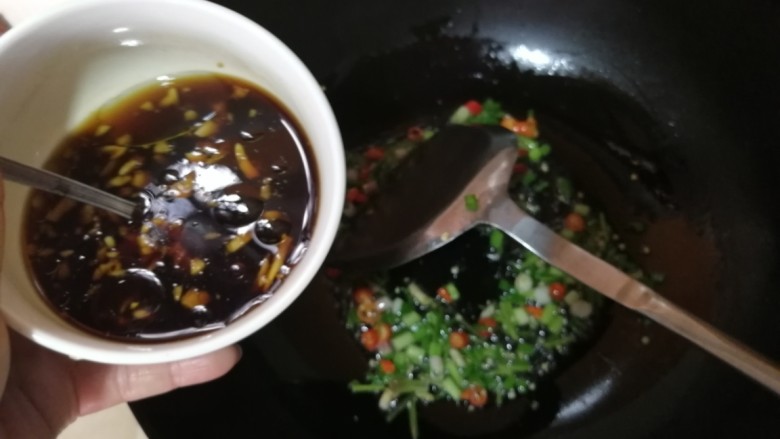 酱拌折耳根,稍微煸炒有香味冒出时倒入调好的酱汁,慢慢收汁至适合浓度则关火。