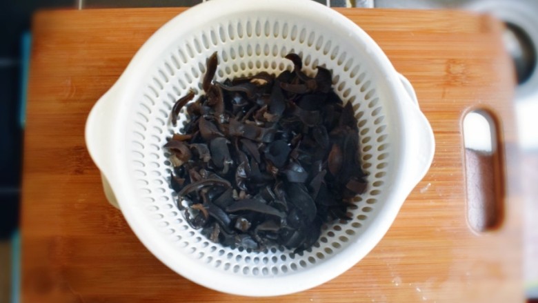 山药拌木耳,捞起,沥干水分。