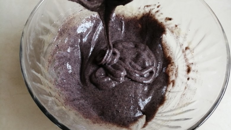 黑米戚风蛋糕,搅拌均匀,提起打蛋器,蛋黄糊能流淌下来的状态