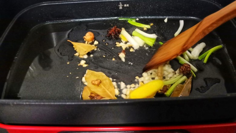 下酒小菜《香辣红烧鸡爪》,加入香料、辣椒酱以及葱姜蒜翻炒出香味!