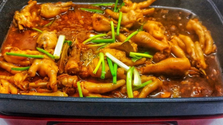 下酒小菜《香辣红烧鸡爪》,打开盖子后大火收汁,撒上葱花点缀就完成啦!