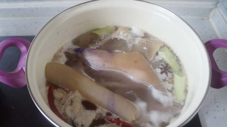 香辣猪皮黄豆,煮到出现浮沫,大概8成熟时关火。