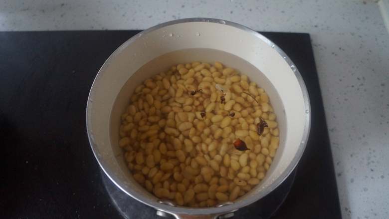香辣猪皮黄豆,黄豆泡好后冷水下锅,加几粒花椒,1颗八角,2勺食盐煮到8成熟