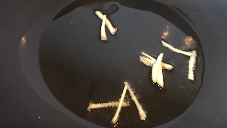 大蒜牛肉片,热油滑锅,放入姜丝炒香。