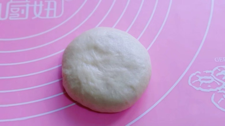 花式椰蓉面包,如包子手法将其包起来,并捏紧,收口朝下,用手掌心轻轻按压,如图。(一定要捏紧)依次做完!